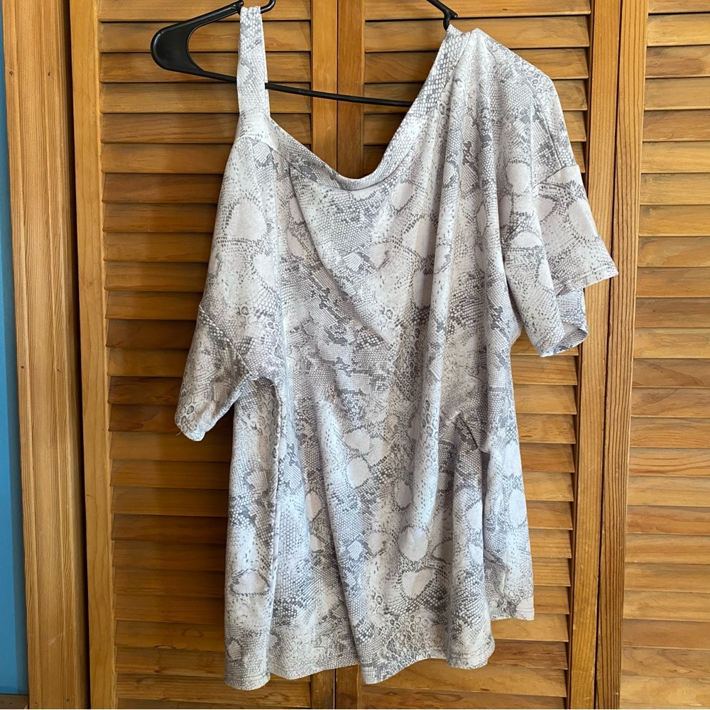 🐍BiBi, Size XL, Snake Print, Shirt Sleeve, One Cold Shoulder Top - Picture 7 of 7